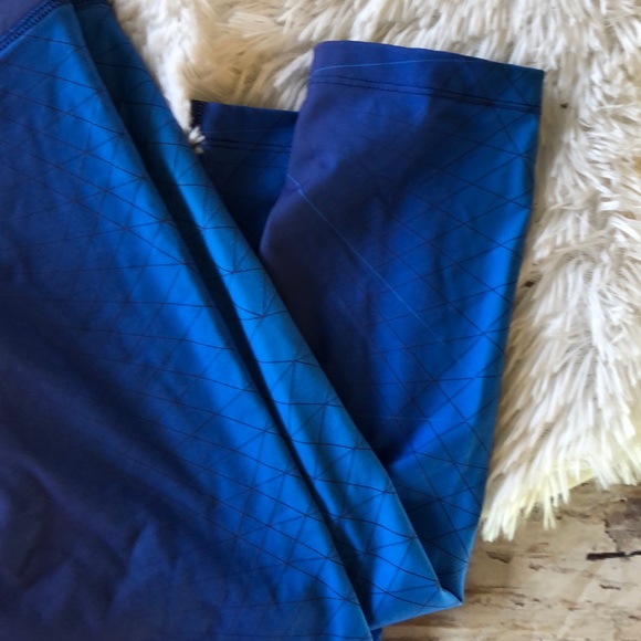 Nike Crop Capri Yogas - Picture 3 of 5